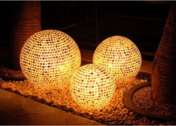 éclairage de jardin DIY de grosses boules lumineuses 