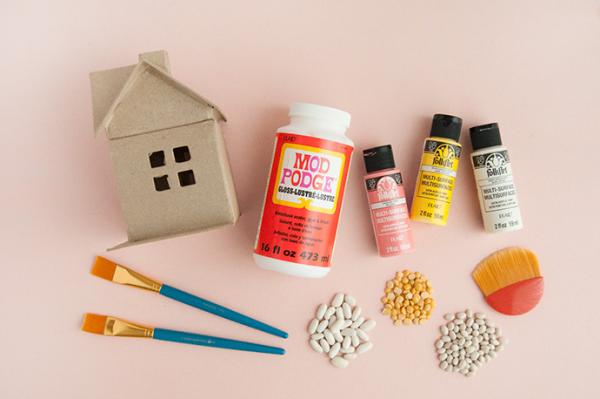 bricolage maternelle maison en carton décorée de graines colorées matériaux