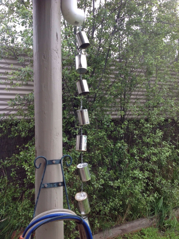 chaîne de pluie avec des boîtes de conserves 
