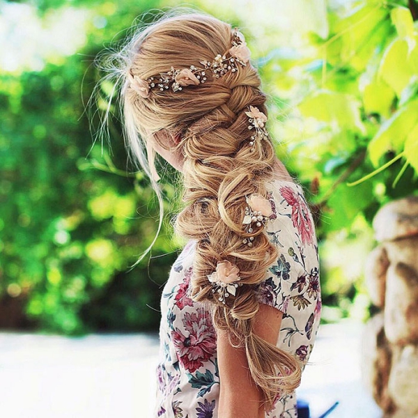 coiffure avec tresse une robe à motifs floraux 
