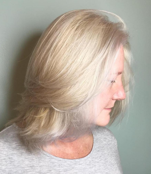 coiffure femme blonde cheveux courts et ondulés 