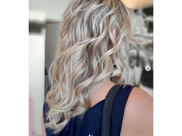 coiffure femme blonde chignon ou ondulation 