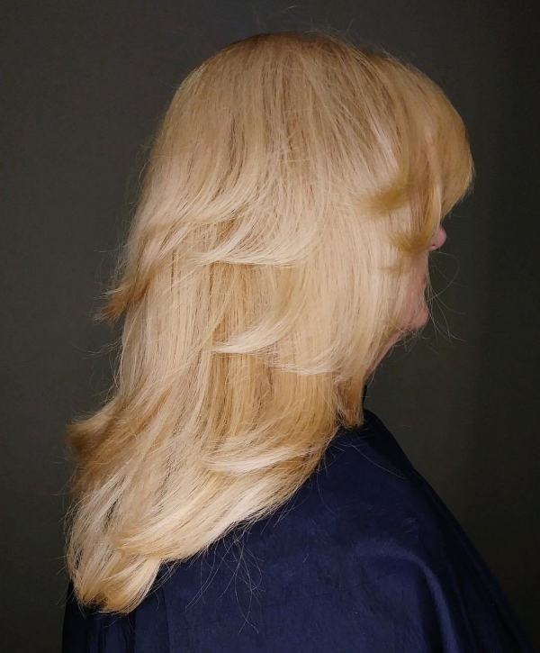 coiffure femme blonde des couches fluides 