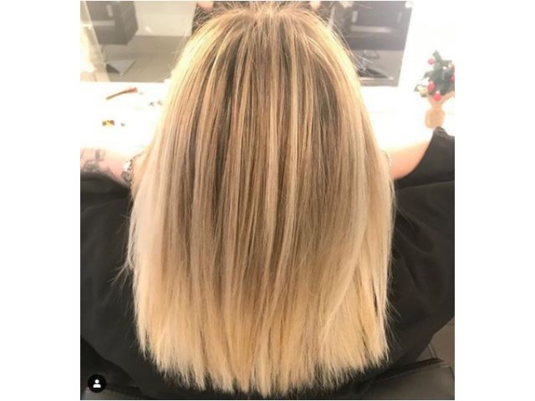 coiffure femme blonde des poils épais 