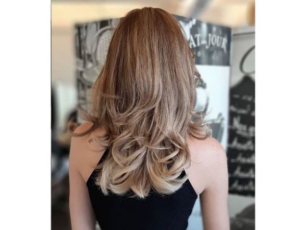 coiffure femme blonde légèrement ondulés 
