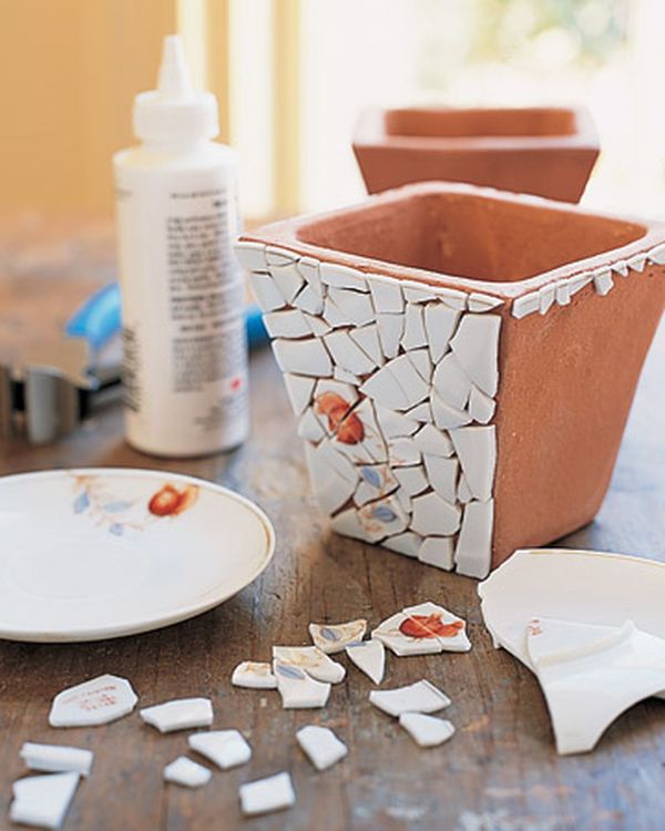 coller les morceaux de céramique sur le pot de fleurs recyclage vaisselle ancienne idée unque