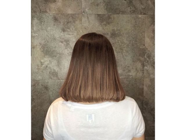 coupe de cheveux à longueur moyenne arrondis vers l’intérieur 