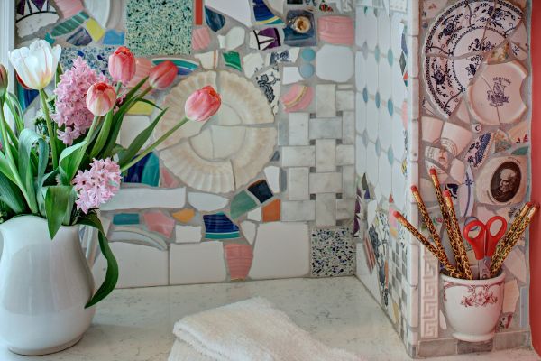 crédence cuisine décorer un mur avec vaisselle ancienne recyclée mosaïque