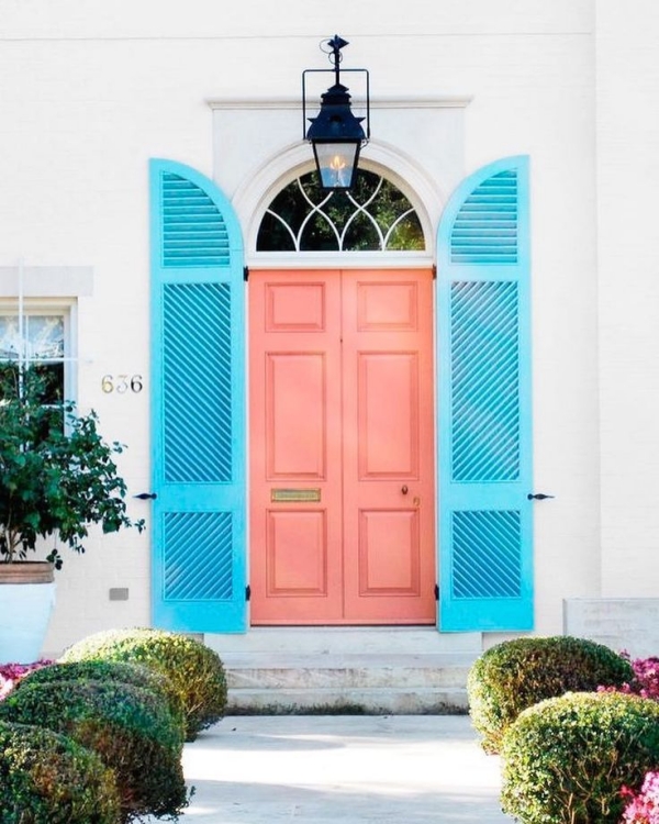 double porte d'entrée en bois corail et bleu clair