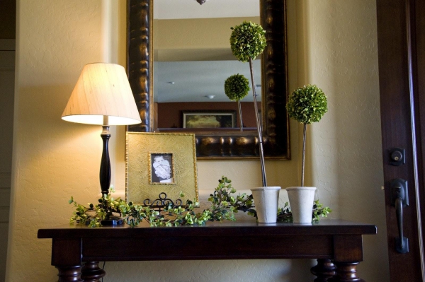 décoration d’entrée de maison lampe, table et miroir en bois 