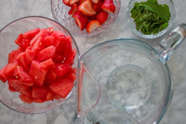 ingrédients pour la recette eau infusée aux fraises et pastèque
