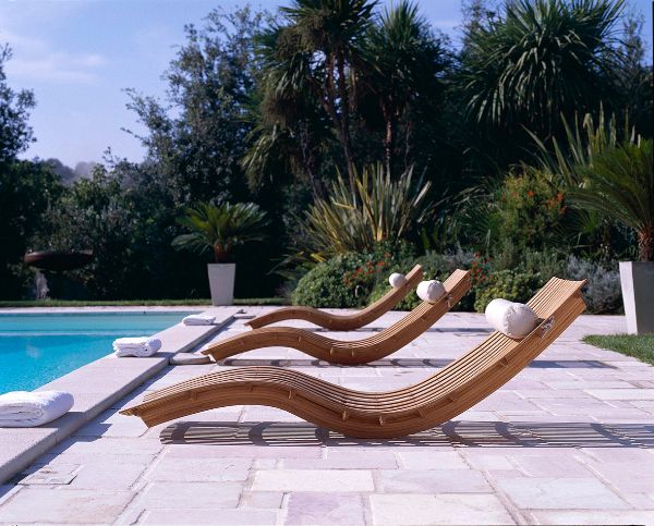 mobilier de jardin transat jardin en bois pour se relaxer en été