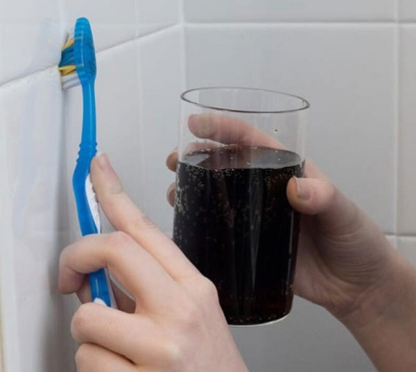 nettoyer la salle de bain avec du coca-cola