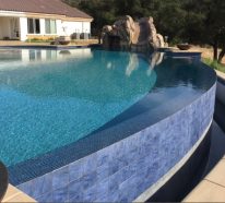 Pourquoi préférer la piscine à débordement pour votre jardin ? (1)