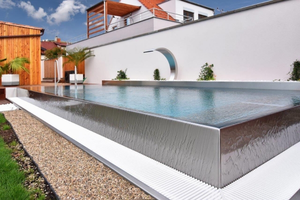 piscine à débordement luxe acier inoxydable
