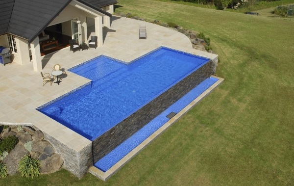 piscine à débordement sur terrasse
