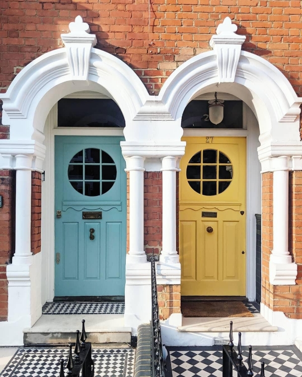 portes d'entrée semi-vitrées en bois bleu clair et jaune