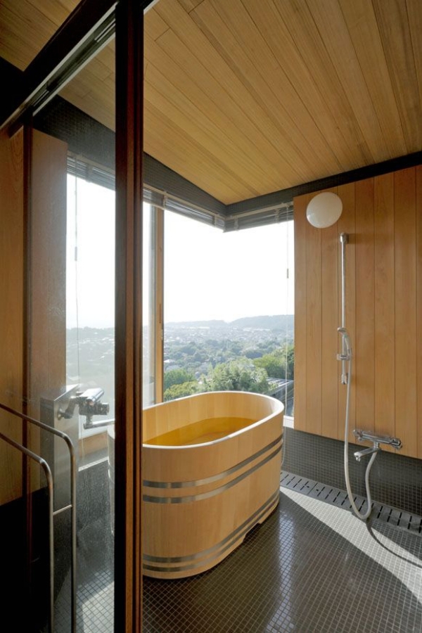 salle de bain japonaise avec fenêtre baignoire en bois