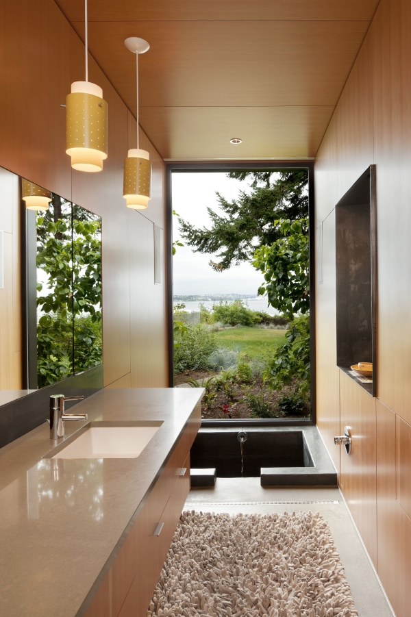 salle de bain japonaise avec fenêtre baignoire enterrée