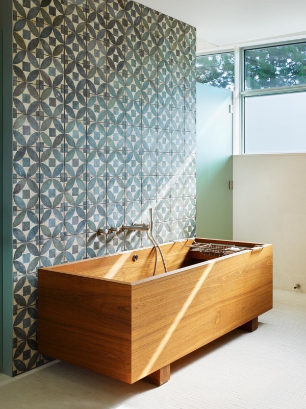 salle de bain japonaise baignoire de bois carrelage géométrique
