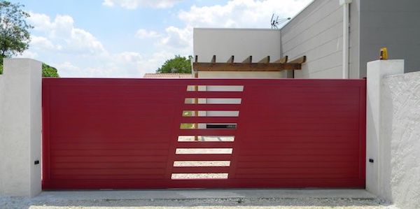 les démarches pour installer un portail dans sa maison, modele portail rouge avec petite ouverture au centre