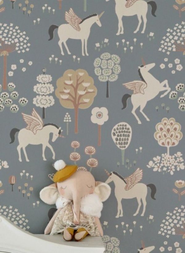 modele de papier peint licorne pour la chambre bébé fille sur fond gris avec des motifs végétaux