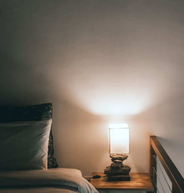 exemple de lampe fonctionnelle et décorative éclairage intérieur chevet de chambre à coucher