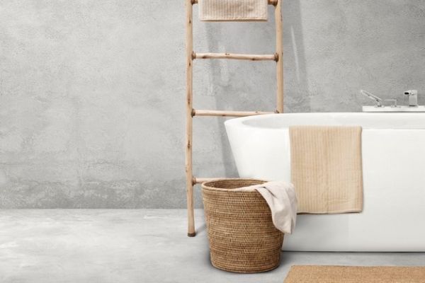 salle de bain beton cire, materiau flexible revetement murs et sol