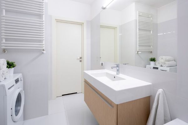 salle de bain béton ciré de couleur blanche et bois, aménagement sdb