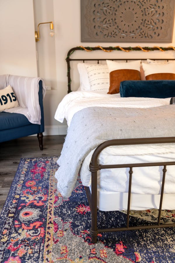 tapis-oriental-dans-une-chambre-à-coucher-adulte-boheme-chic tapis berbere oriental et des textiles cocooning, amenagement chambre ethnique