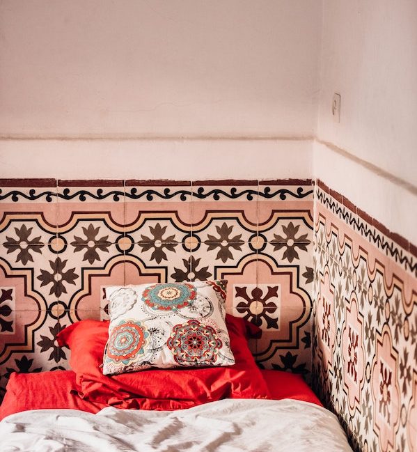carrelage mural dans une chambre à coucher style marocain