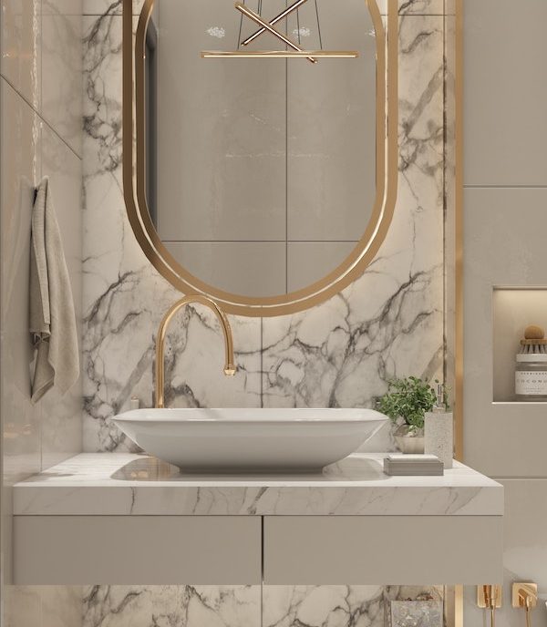 carrelage salle de bain effet marbre et accents de laiton pour amenagement de luxe