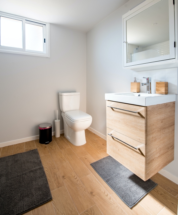 exemple de déco salle de bain, parquet bois, meuble lavabo bois