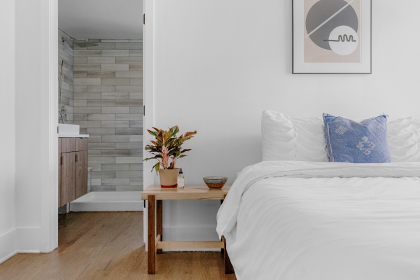 exemple de deco chambre à coucher sol en vinyle imitation parquet, linge blanc