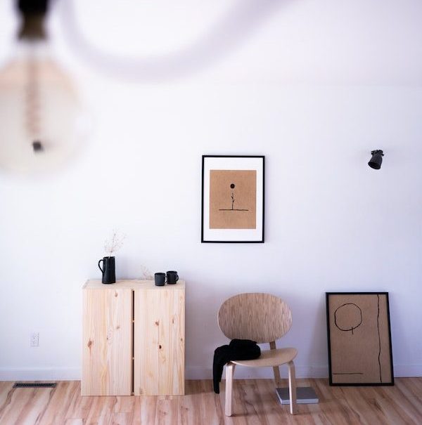 murs blancs, parquet bois clair et decoration graphique style minimaliste contemporain