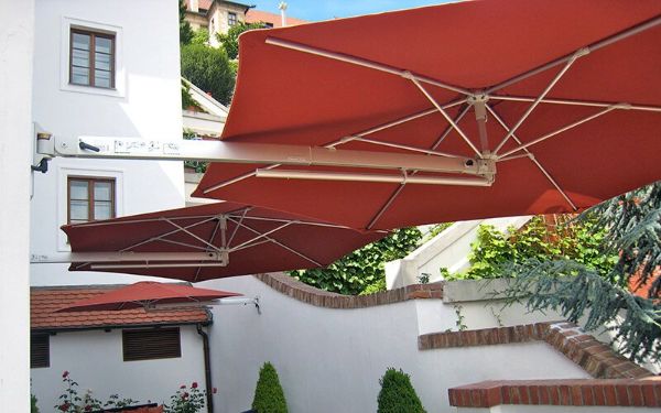 parasol mural sur unne terrasse non couverte pour créer de l'ombre