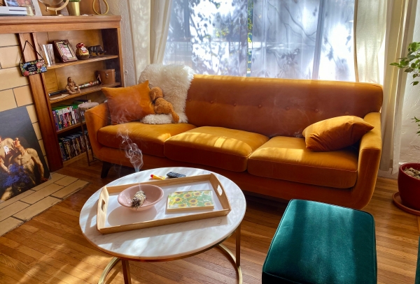 idée de déco éclectique dans un salon blanc avec canapé jaune et tabouret vert