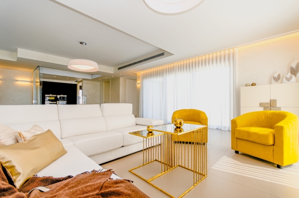 design d'intérieur moderne dans un salon ouvert en blanc