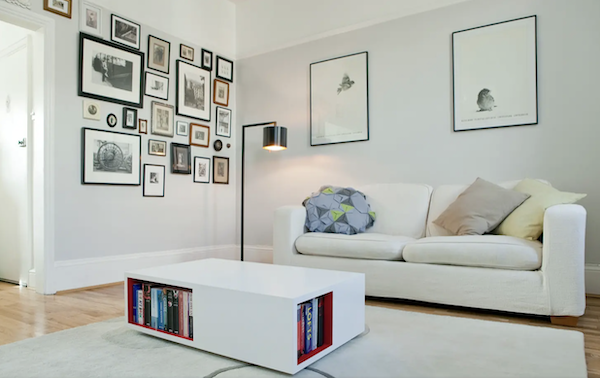déco salon originale en blanc avec canapé et table basse blanche et mur de cadres