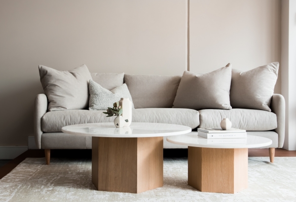 design scandinave dans un salon décoré en couleurs neutres avec canapé gris clair