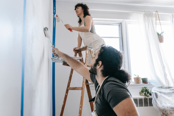 couple qui peint les murs dans leur domicile avec peinture de bonne qualite