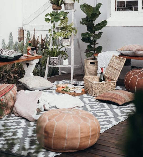 pouf, couverture, coussins, plantes comment amenager un patio