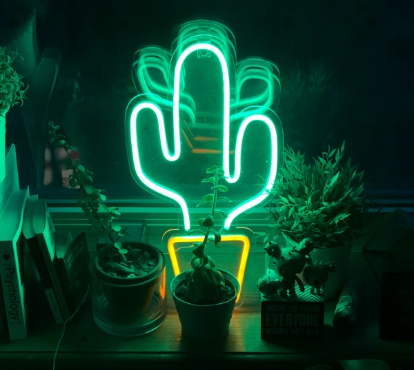 objet decoratif lumineux de couleur vert fluo, idee deco bord fenetre