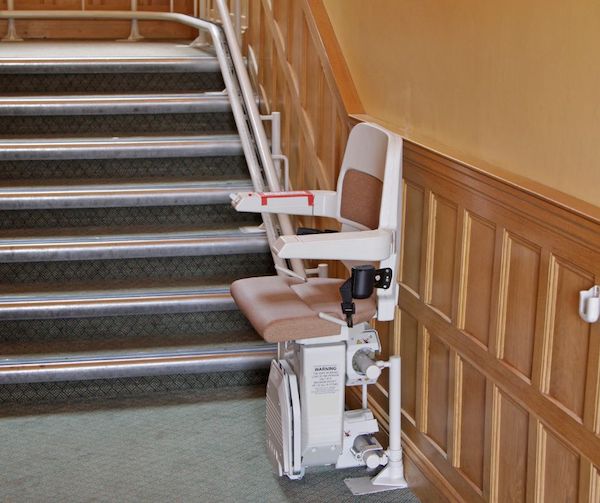 monte escalier personne agée, chaises pour monter les escaliers facilement