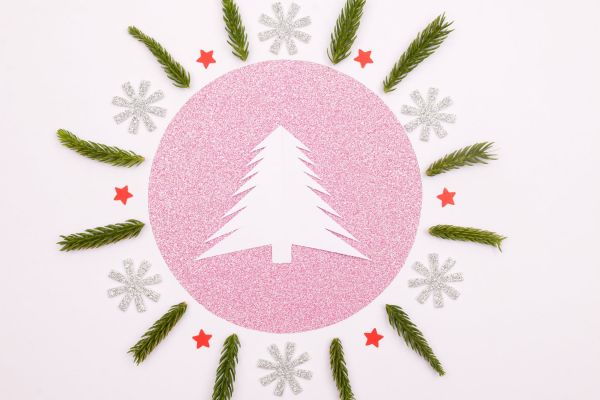 carte de Noël à faire soi meme en papier et petites décoration de papier et brins de pin