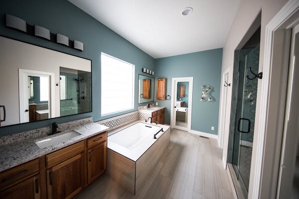 couleur salle de bain bleu de gris, exemple amenagement salle de bain bois