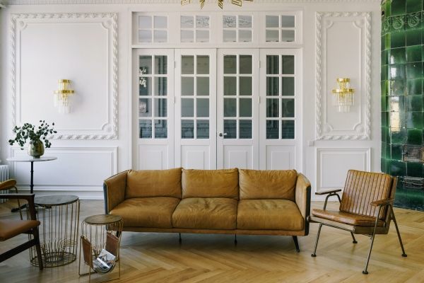 décoration de salon aux murs blancs avec parquet en bois clair 